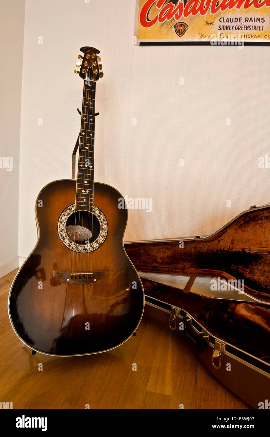 Une Ovation Sunburst guitare acoustique. Banque D'Images