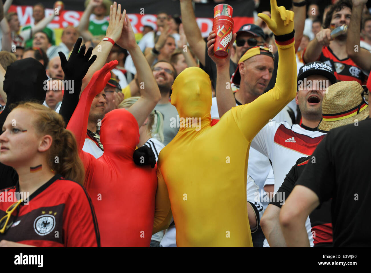 WM 2014, Salvador da Bahia, deutsche Fans feiern nach dem Spiel Deutschland vs Portugal (4:0). Usage éditorial uniquement. Banque D'Images