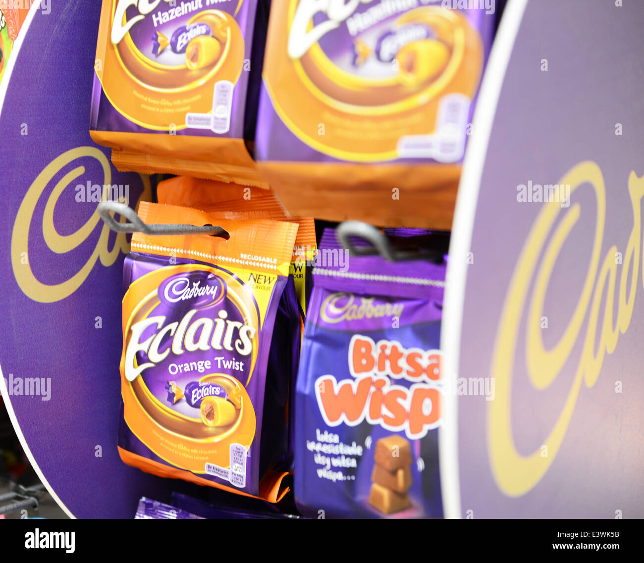 Sélection de paquets de chocolat Cadbury Banque D'Images