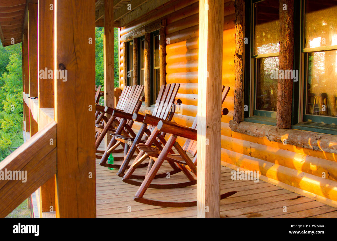 Chalet en bois avec des chaises à bascule sur porche enveloppant dans le Copperhill, New York USA Banque D'Images
