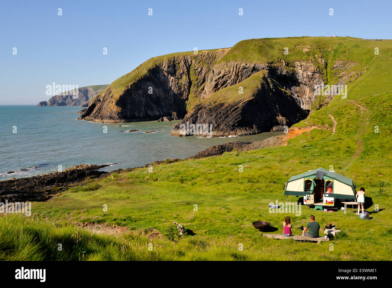 Camping le long de la côte du Pembrokeshire, Pays de Galles de l'ouest. Près de la Baie d'Ceibwr (Ynys Fach) Banque D'Images