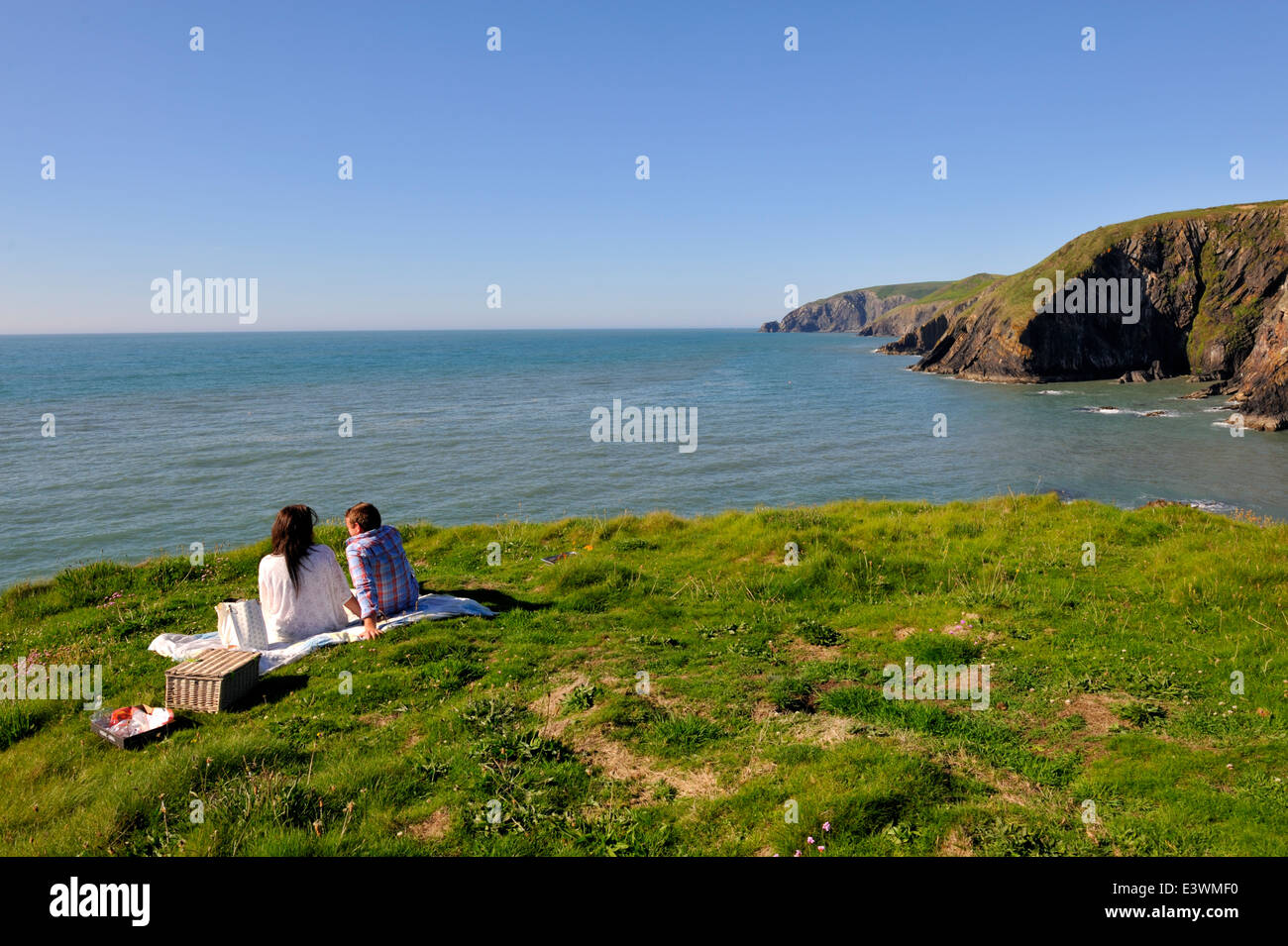 Pique-nique sur champ vert le long de la côte du Pembrokeshire, Pays de Galles de l'ouest. Près de la Baie d'Ceibwr Banque D'Images