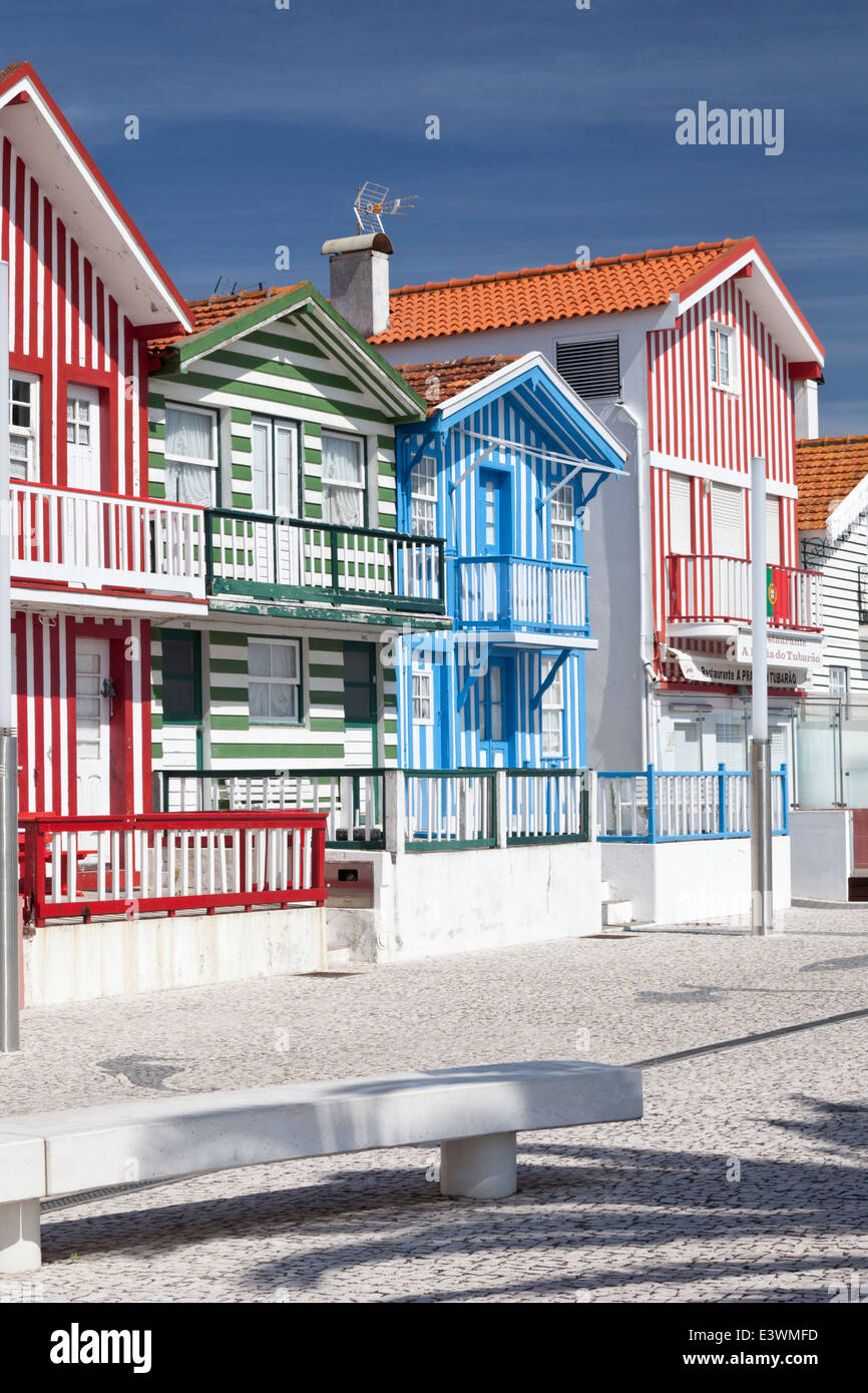 Maisons de Plage peint à rayures bonbon, ex-maisons de pêcheurs dans la région de Costa Nova, Beira Litoral, Portugal Banque D'Images