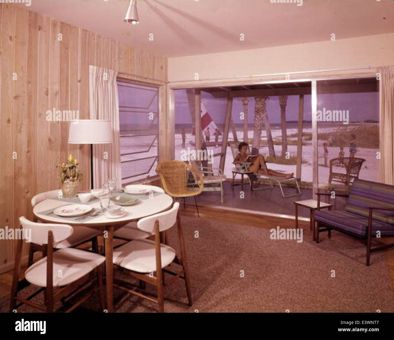 Ce titre fait référence au style de design de Joseph Janney Steinmetz, figure éminente du design d'intérieur moderne du milieu du siècle. L'accent est mis sur un intérieur de chalet à Sarasota, en Floride, avec des lambris de bois, une caractéristique commune du design moderne du milieu du siècle. Le thème des vacances suggère que cet espace a été conçu pour les loisirs et la détente, aligné avec les tendances du milieu du siècle dans les chalets de Floride. Banque D'Images