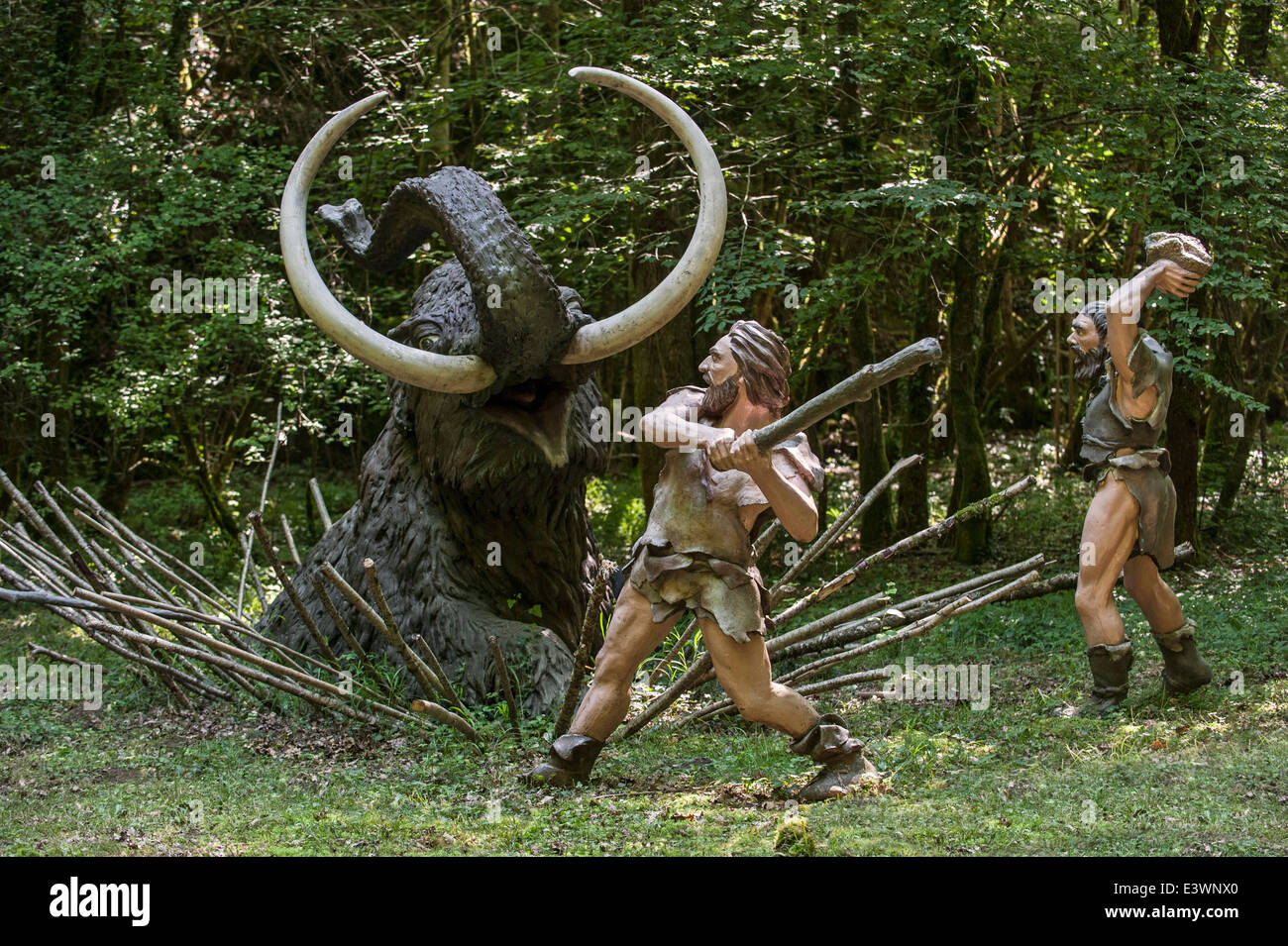 Les chasseurs néandertaliens tuant piégés au mammouth préhistorique Préhisto Parc, Tursac, Dordogne, Aquitaine, France Banque D'Images
