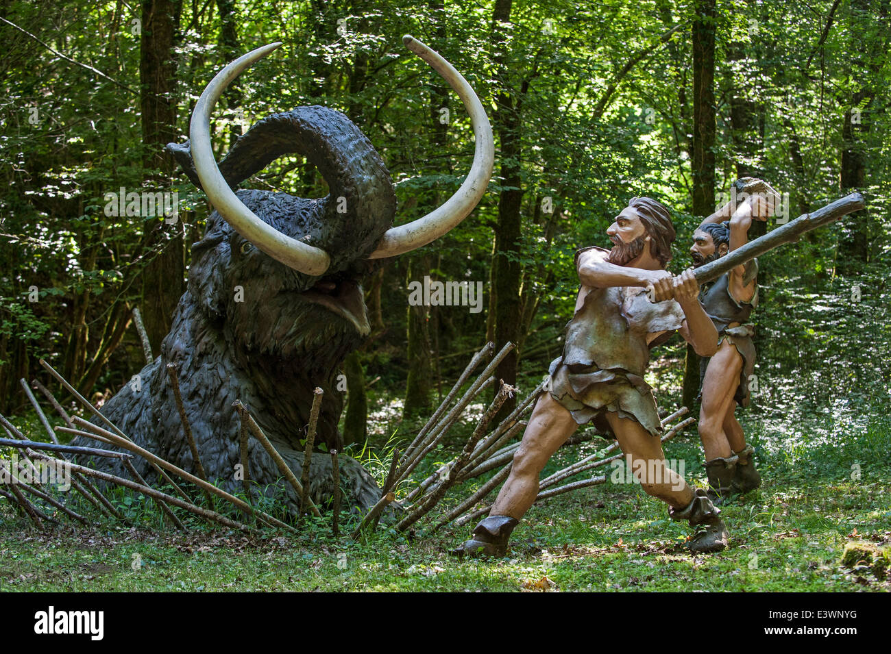 Les chasseurs néandertaliens tuant piégés au mammouth préhistorique Préhisto Parc, Tursac, Dordogne, Aquitaine, France Banque D'Images