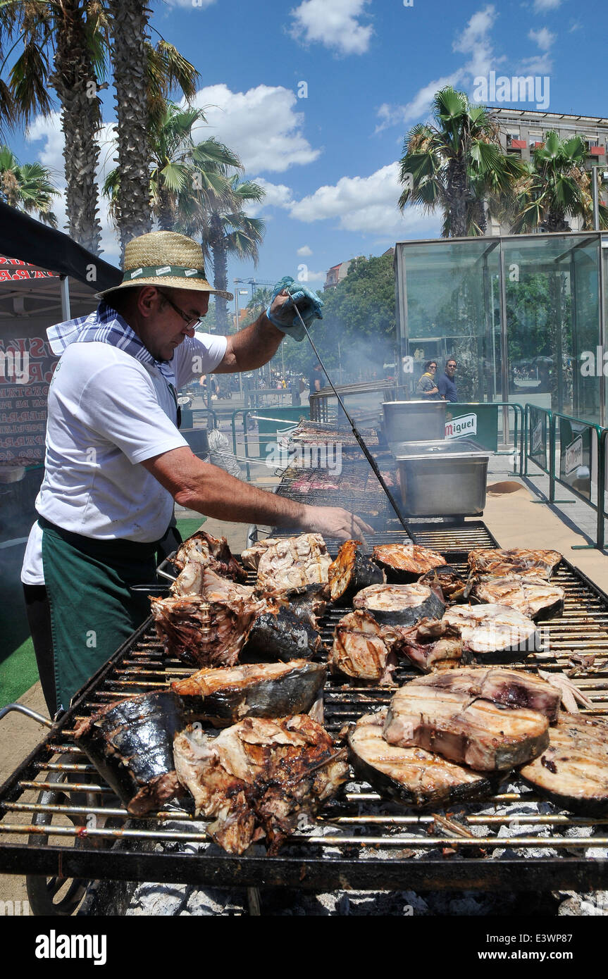 Man grilling poisson grillé dans la rue pour un événement Man grilling poisson grillé dans la rue pour un événement