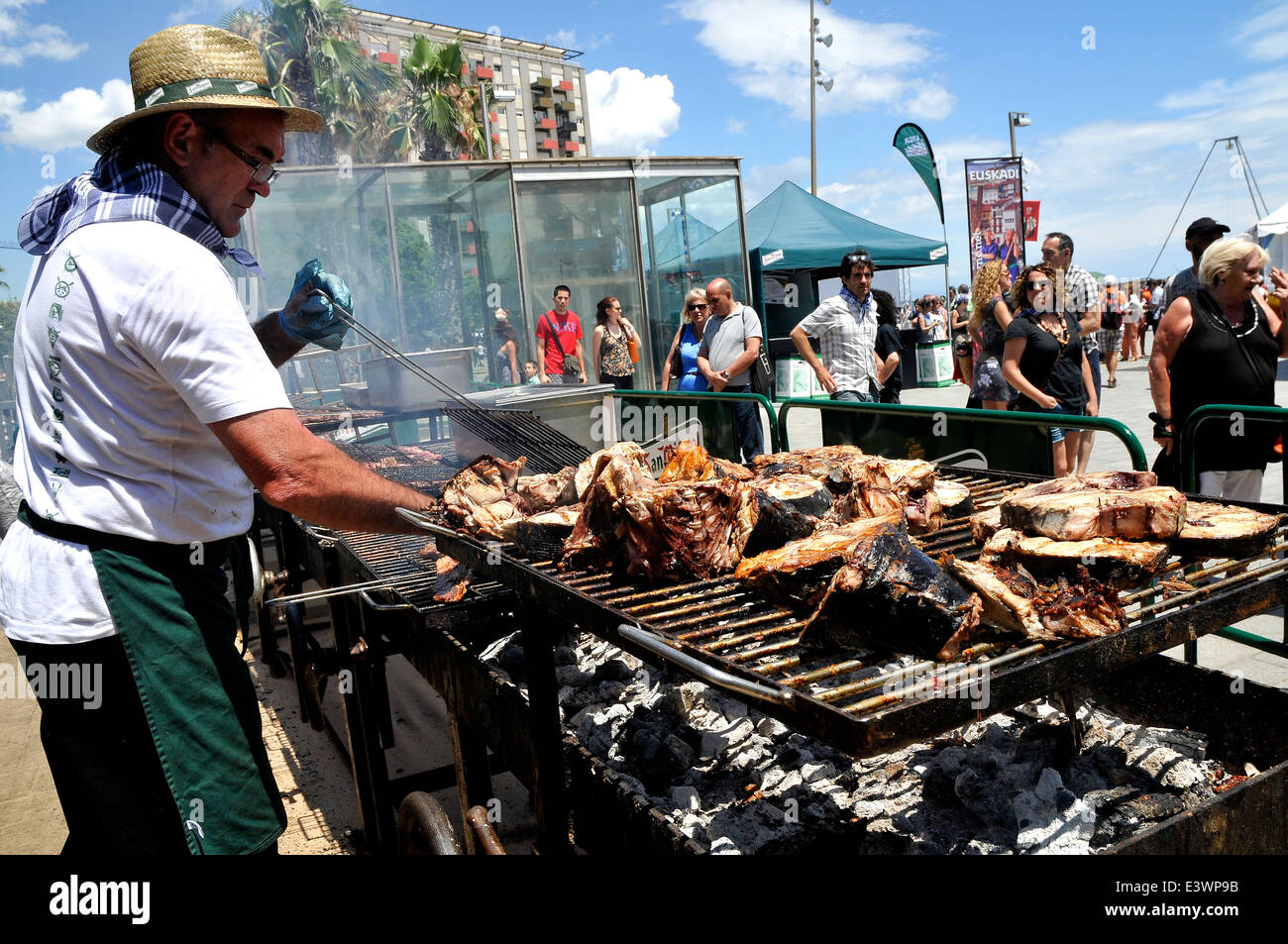 Man grilling poisson grillé dans la rue pour un événement Man grilling poisson grillé dans la rue pour un événement
