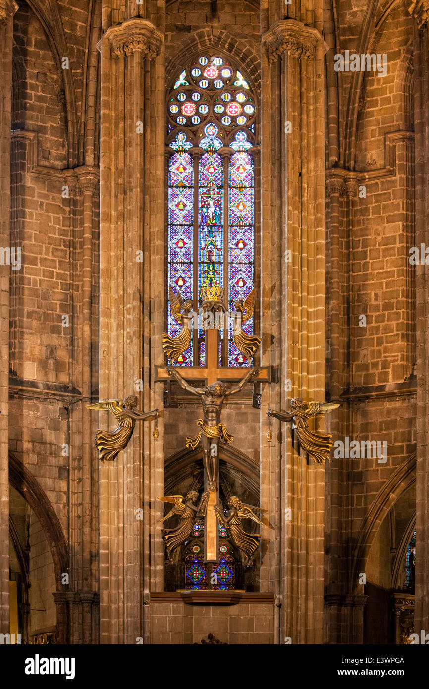 Crucifix avec anges et vitrail de l'autel dans la Cathédrale de Barcelone en Catalogne, Espagne. Banque D'Images