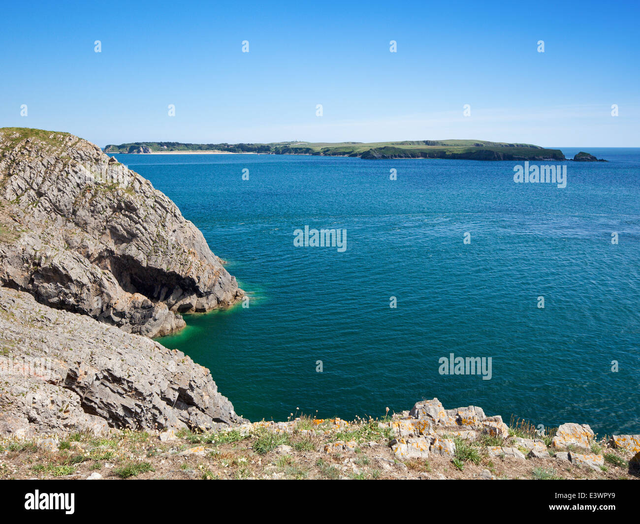 Point de vue sur l'île de Caldey Giltar, Tenby, Pays de Galles. Banque D'Images