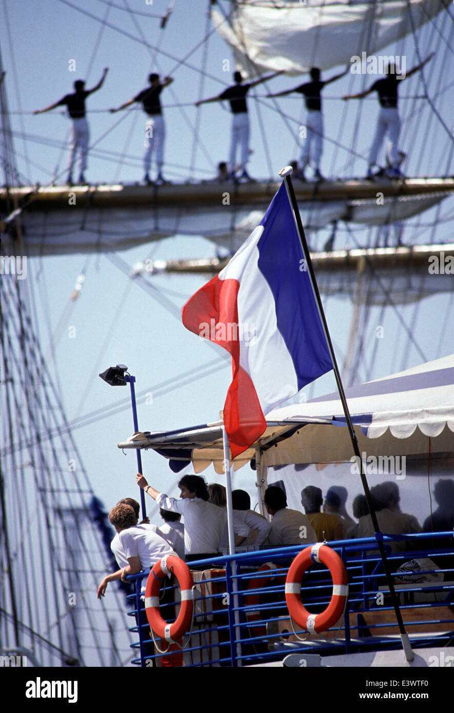 AJAXNETPHOTO. 1989, Rouen, France. -- VOILES DE LA LIBERTÉ -- homme MARINS LA COUR DE BRAS D'UN GRAND VOILIER COMME UN SPECTATEUR PASSE PAR BATEAU. PHOTO:JONATHAN EASTLAND/AJAX REF : 21204 3 50 Banque D'Images