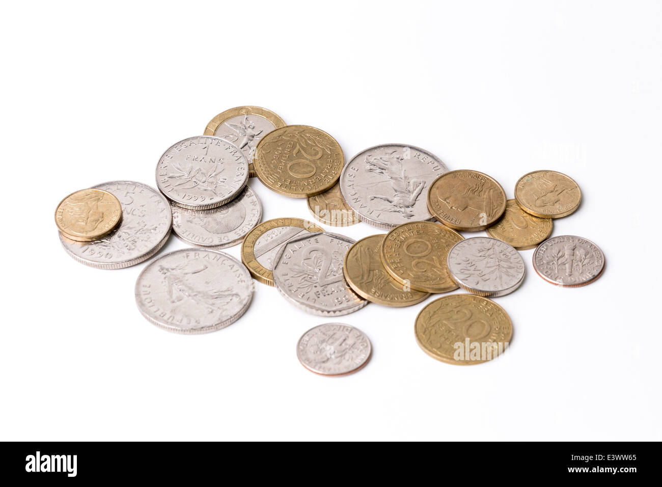 Francs français de pièces sur un fond blanc, isolé studio Banque D'Images