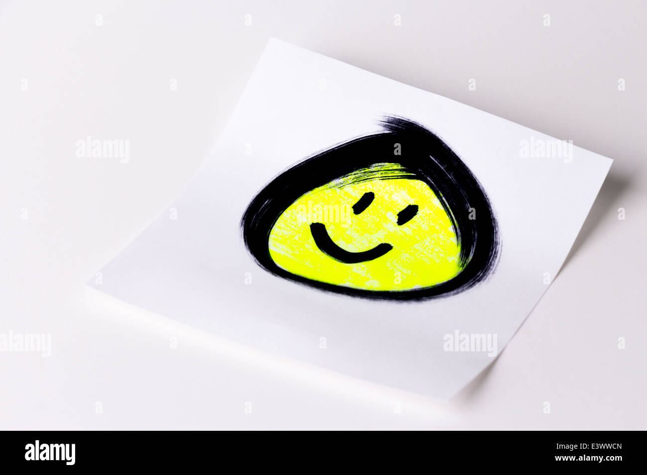 Carte de smiley sur fond blanc, isolé studio Banque D'Images