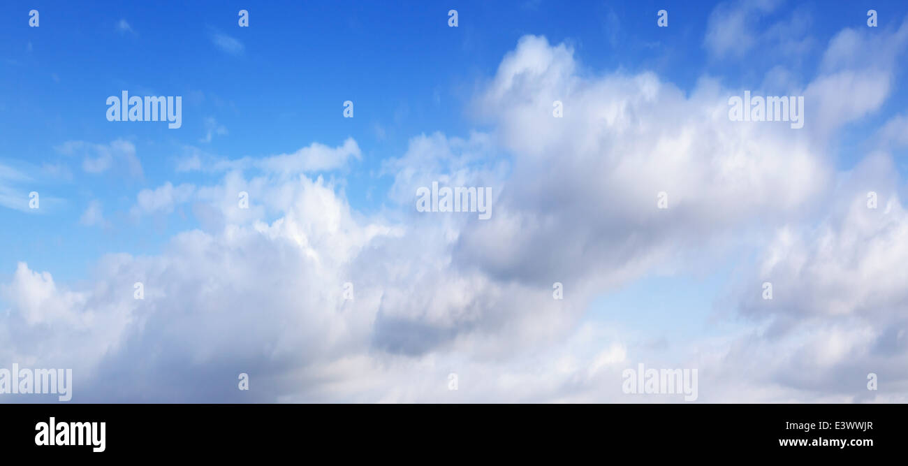 Photo de fond naturel texture blue cloudy sky Banque D'Images