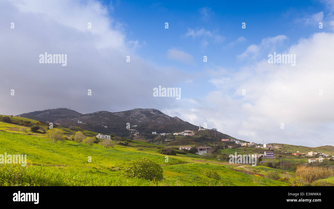 Vue panoramique des montagnes. Journée ensoleillée, Tanger, Maroc Banque D'Images