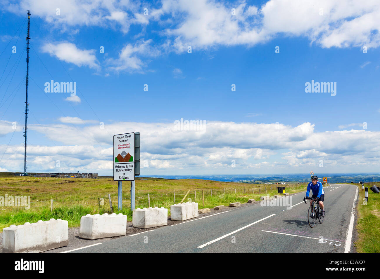Au sommet du cycliste Holme Moss, l'un des plus forte monte en stade de france 2014 Tour de France, Holme Valley, West Yorkshire, Royaume-Uni Banque D'Images