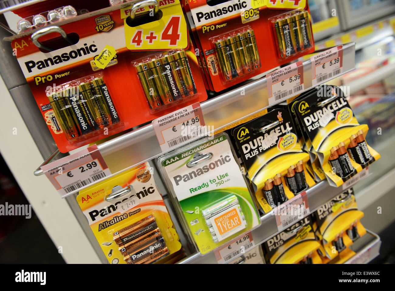 Batteries sur une étagère de magasin Banque D'Images