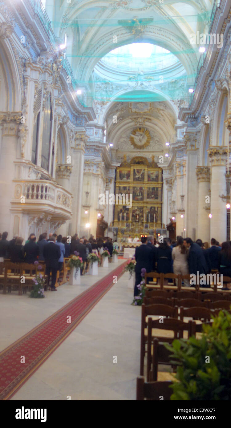 Grand mariage à la cathédrale San Giorgio, Modica avec ballons et colombes Banque D'Images
