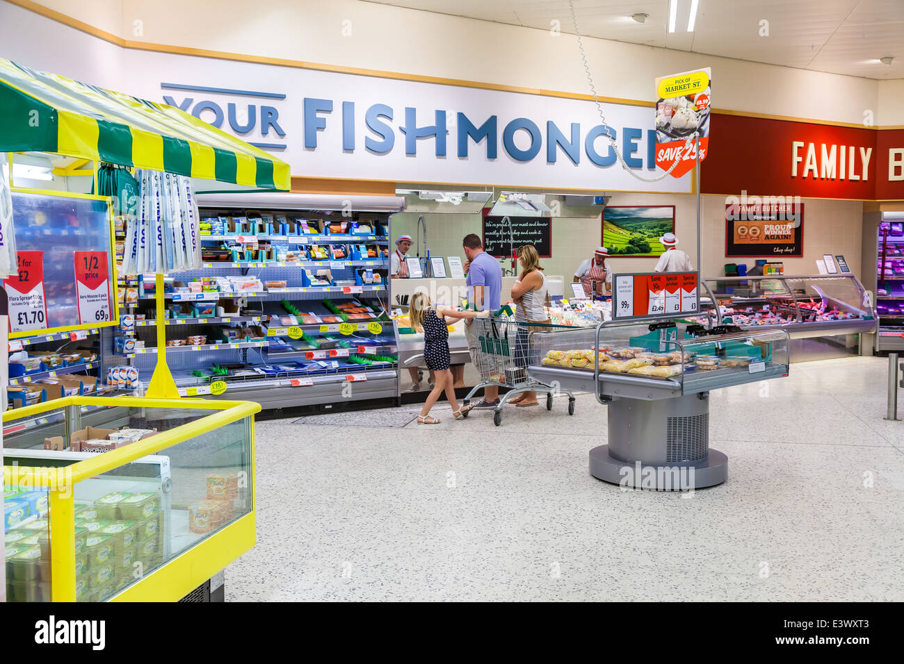 Les poissonniers au magasin Morrisons à Leek Staffordshire UK Banque D'Images