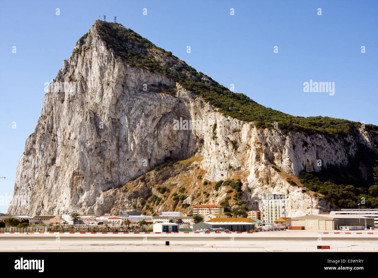 Route Vers Le Rocher De Gibraltar Avec Marina Sur La Gauche Et La Ville
