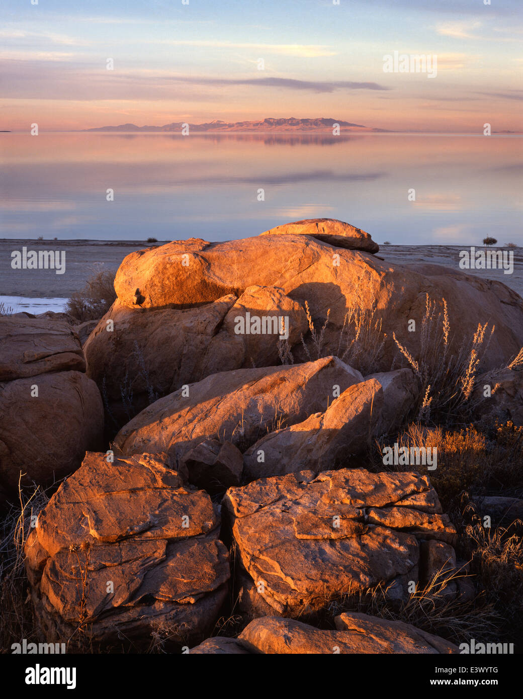 USA, Utah, Grand Lac Salé, des rochers sur l'Île Stansbury Banque D'Images