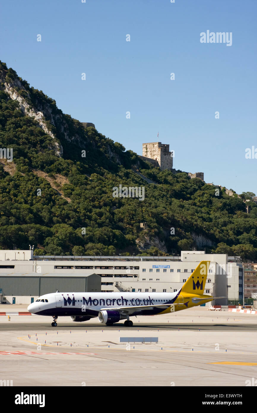 Avion à l'aéroport de Gibraltar Monarch Banque D'Images