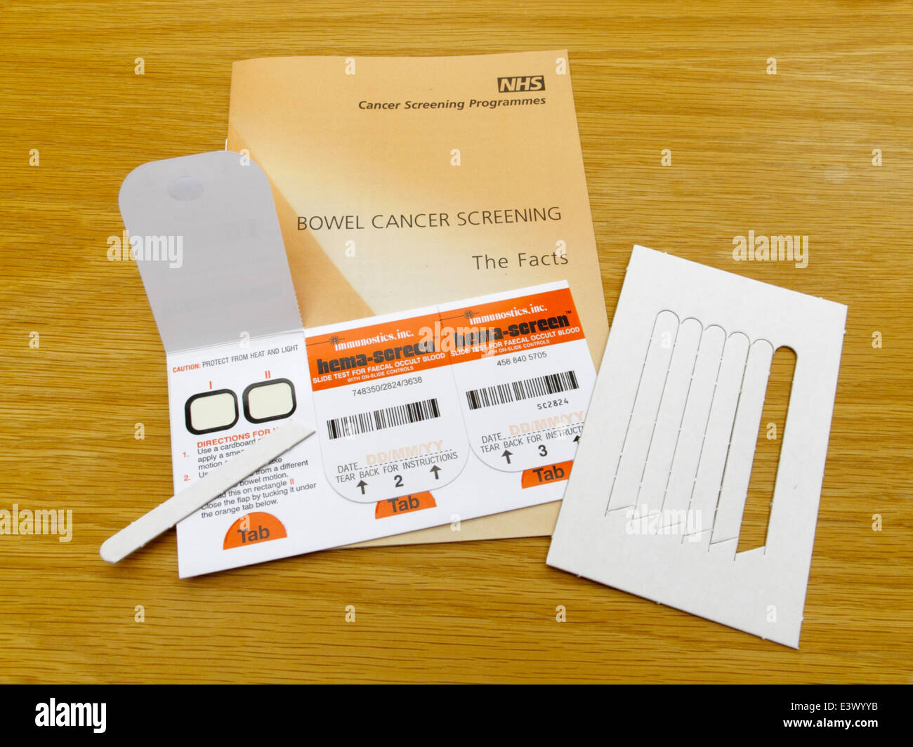 Faites glisser pour test de sang occulte dans les dépistage de masse du cancer de l'intestin en UK. Exploité par immunostics hema inc-écran sur les plus de 60 ans Banque D'Images