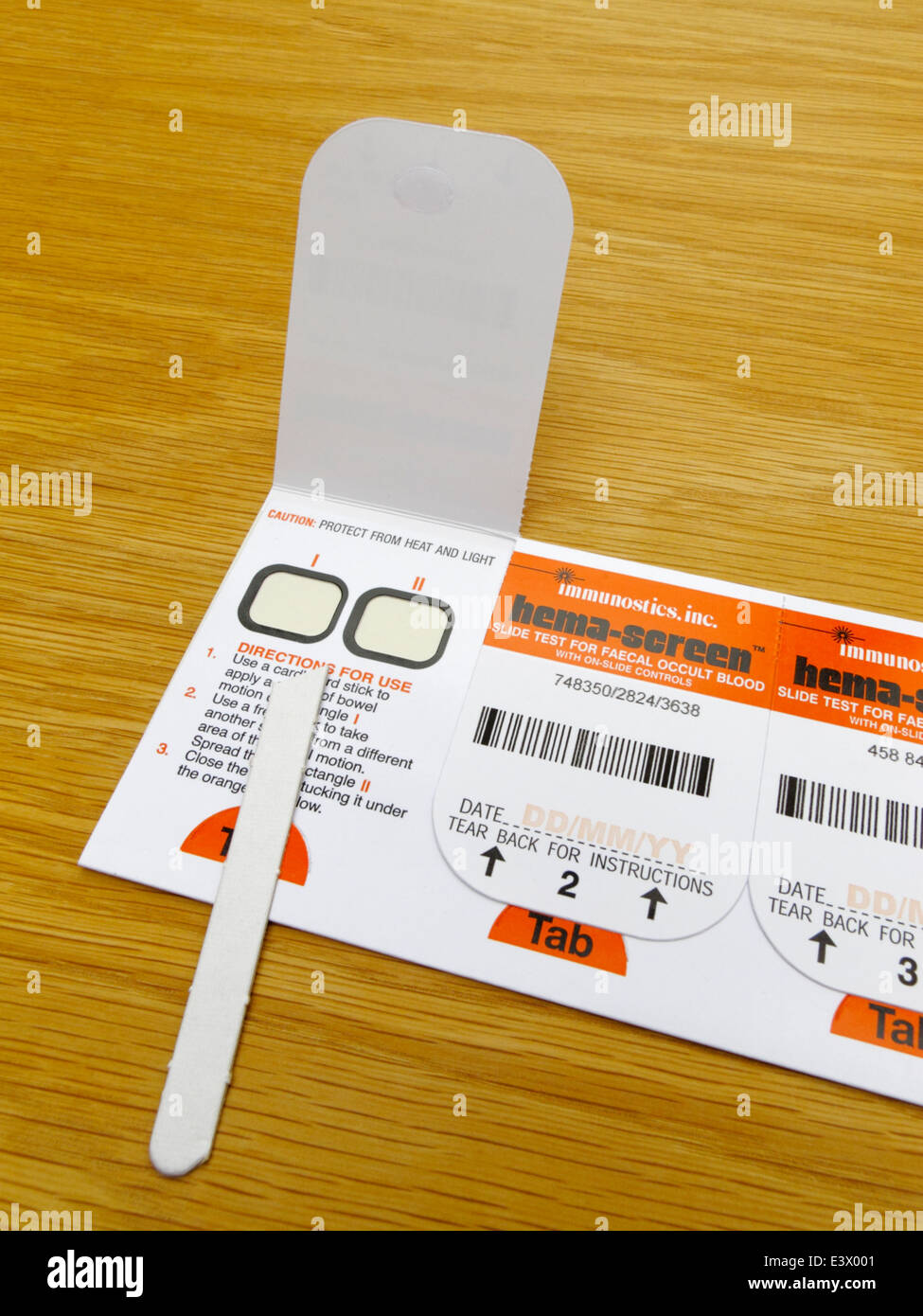 Faites glisser pour test de sang occulte dans les dépistage de masse du cancer de l'intestin en UK. Exploité par immunostics hema inc-écran sur les plus de 60 ans Banque D'Images