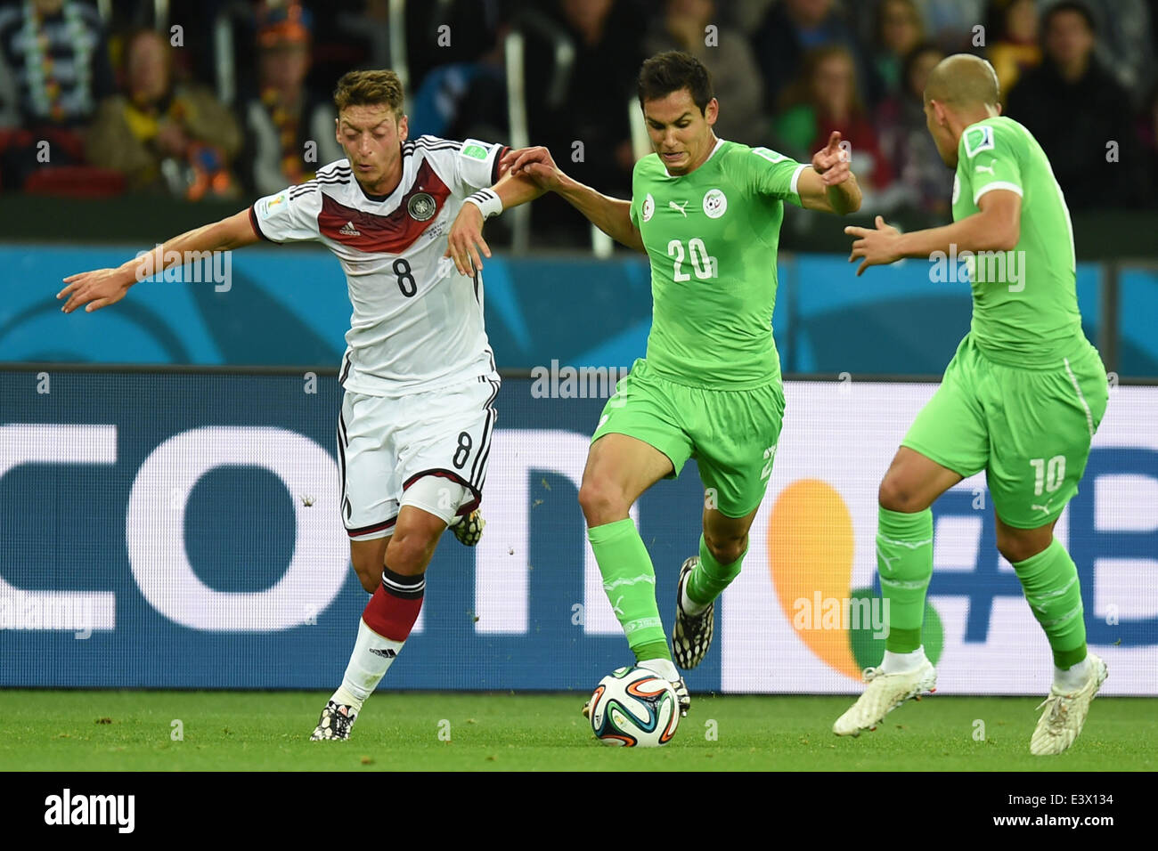 Porto Alegre, Brésil. 30 Juin, 2014. L'Algérie Aissa Mandi (C) le dispute à l'Allemagne Mesut Ozil (L) au cours d'une série de 16 match entre l'Allemagne et l'Algérie de la Coupe du Monde FIFA 2014 à l'Estadio Stade Beira-Rio à Porto Alegre, Brésil, le 30 juin 2014. Crédit : Li Ga/Xinhua/Alamy Live News Banque D'Images