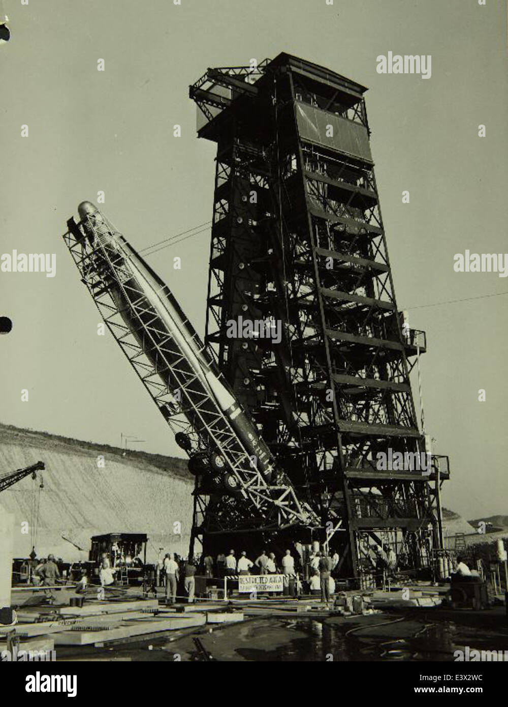 Cette image montre les essais de Convair/General Dynamics de la benne de levage Atlas à Sycamore Canyon. La recherche a contribué au développement de vols spatiaux et aux essais aérodynamiques pour les futurs engins spatiaux. Banque D'Images