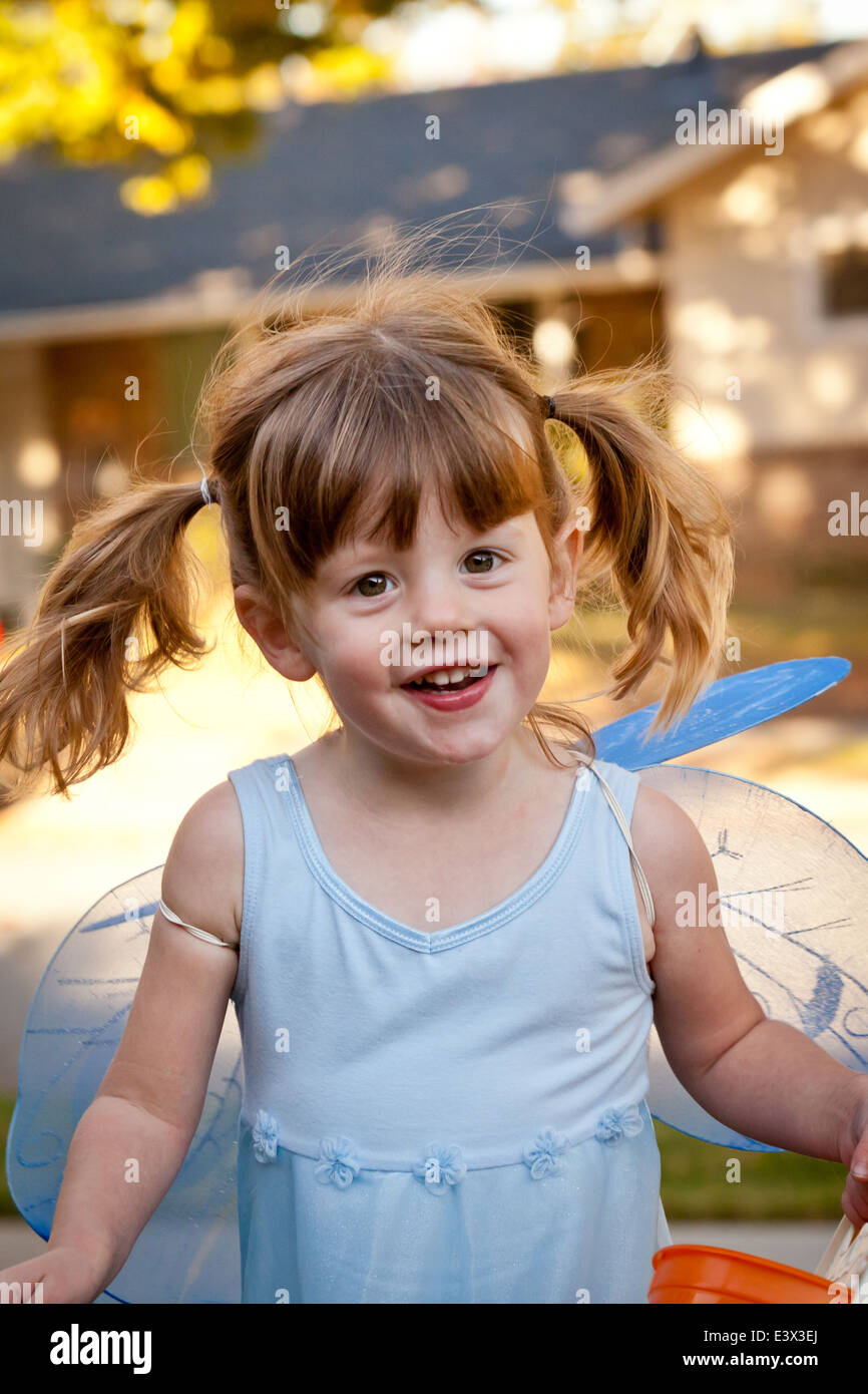 Girl in fairy costume trick ou traiter Banque D'Images