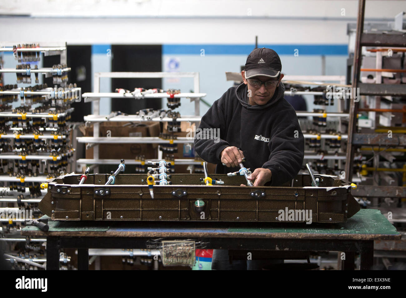 Buenos Aires, Argentine. 30 Juin, 2014. Un employé travaille dans l'usine Metegolazo, producteur de tables de baby-foot, à Buenos Aires, capitale de l'Argentine, le 30 juin 2014. En Argentine, le jeu de baby-foot, ou "Baby-foot", est très populaire auprès des enfants et des adultes qui jouent dans les bars, les lieux de loisirs et les écoles. © Martin Zabala/Xinhua/Alamy Live News Banque D'Images