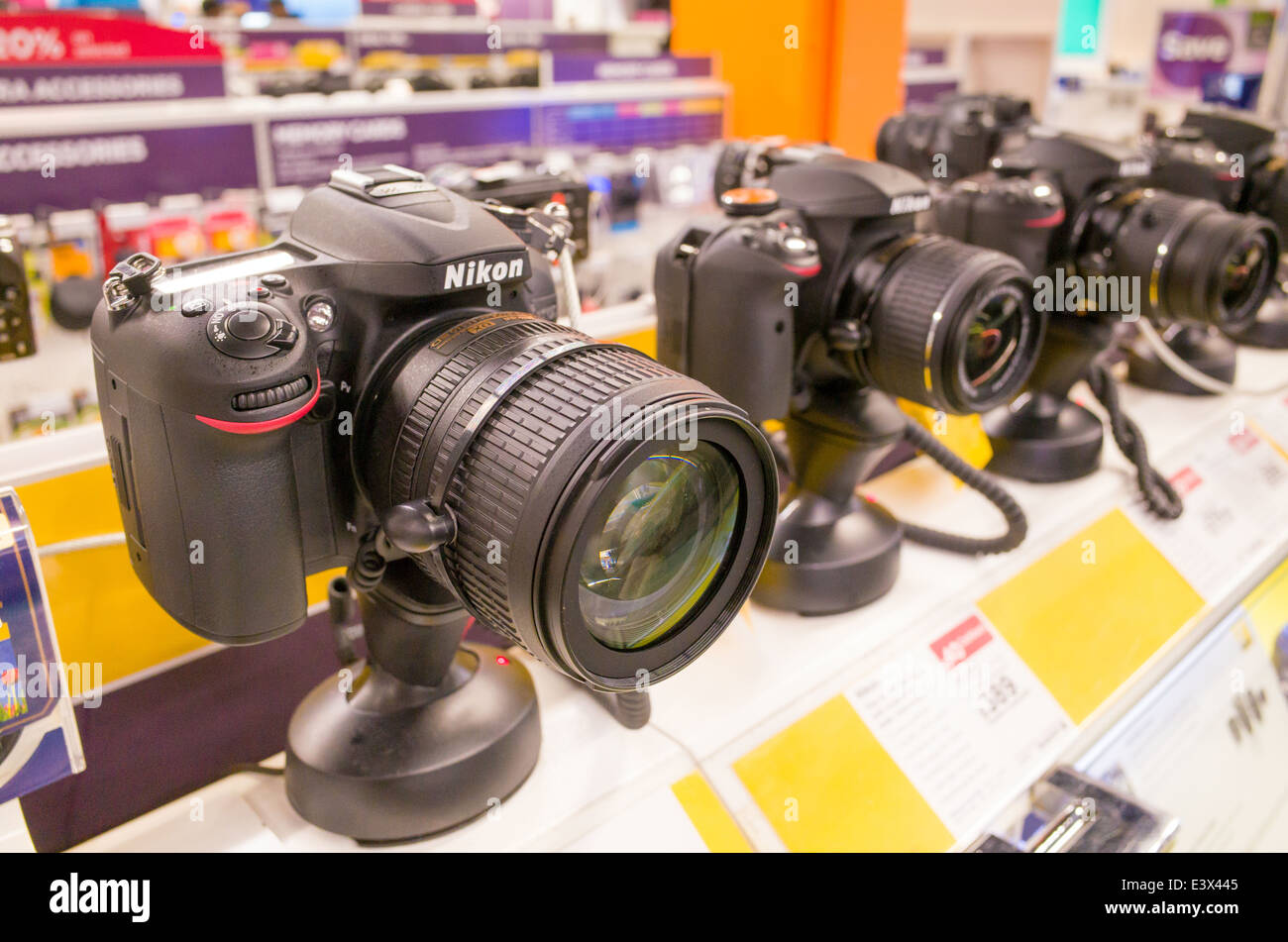 Reflex numériques Nikon sur l'affichage à l'Currys PC World, England, UK Banque D'Images