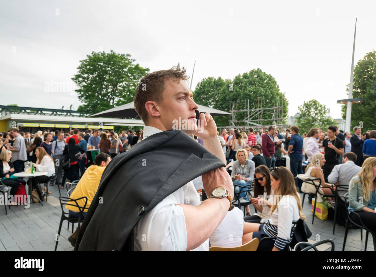 L'homme l'appel sur téléphone mobile au bar du Royal Festival Hall dans le Southbank Centre, Londres, UK Banque D'Images