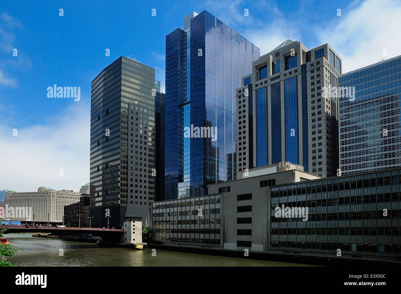 La rivière Chicago et gratte-ciel le long de Wacker Drive Banque D'Images