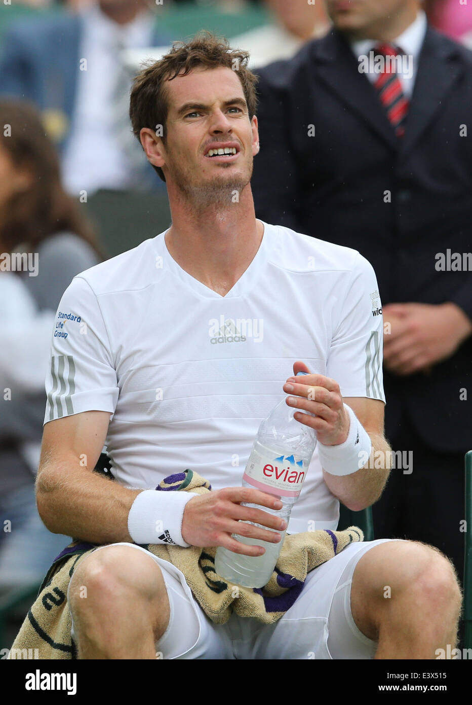 London, Londres, Royaume-Uni. 30 Juin, 2014. Andy Murray la Grande-Bretagne réagit au cours de la quatrième ronde du tournoi match contre l'Afrique du Sud, Kevin Anderson lors de la 2014 de Wimbledon à Wimbledon, dans le sud-ouest de Londres, le 30 juin 2014. Murray a remporté le match 3-0. Credit : Meng Yongmin/Xinhua/Alamy Live News Banque D'Images