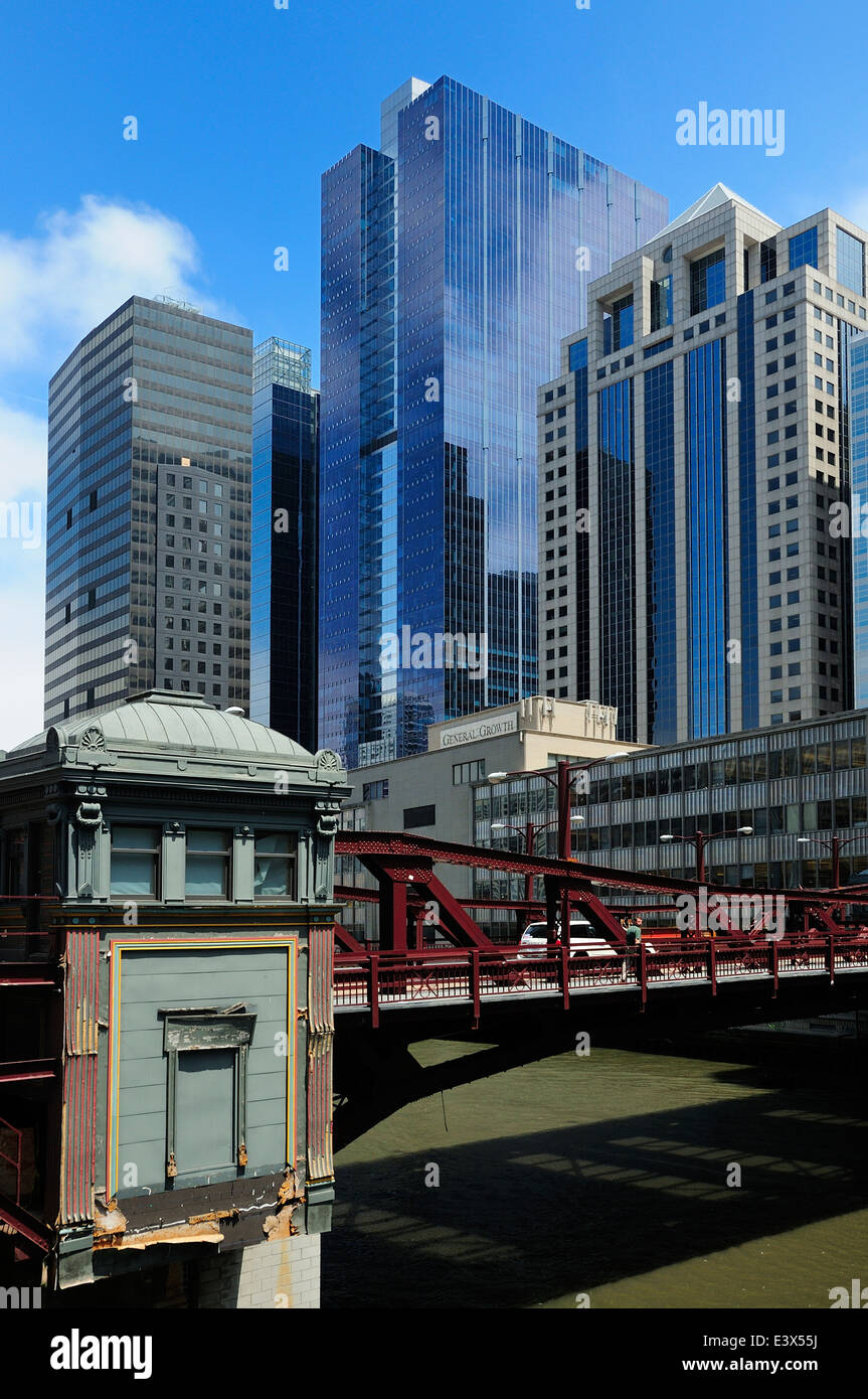 La rivière Chicago et gratte-ciel le long de Wacker Drive Banque D'Images