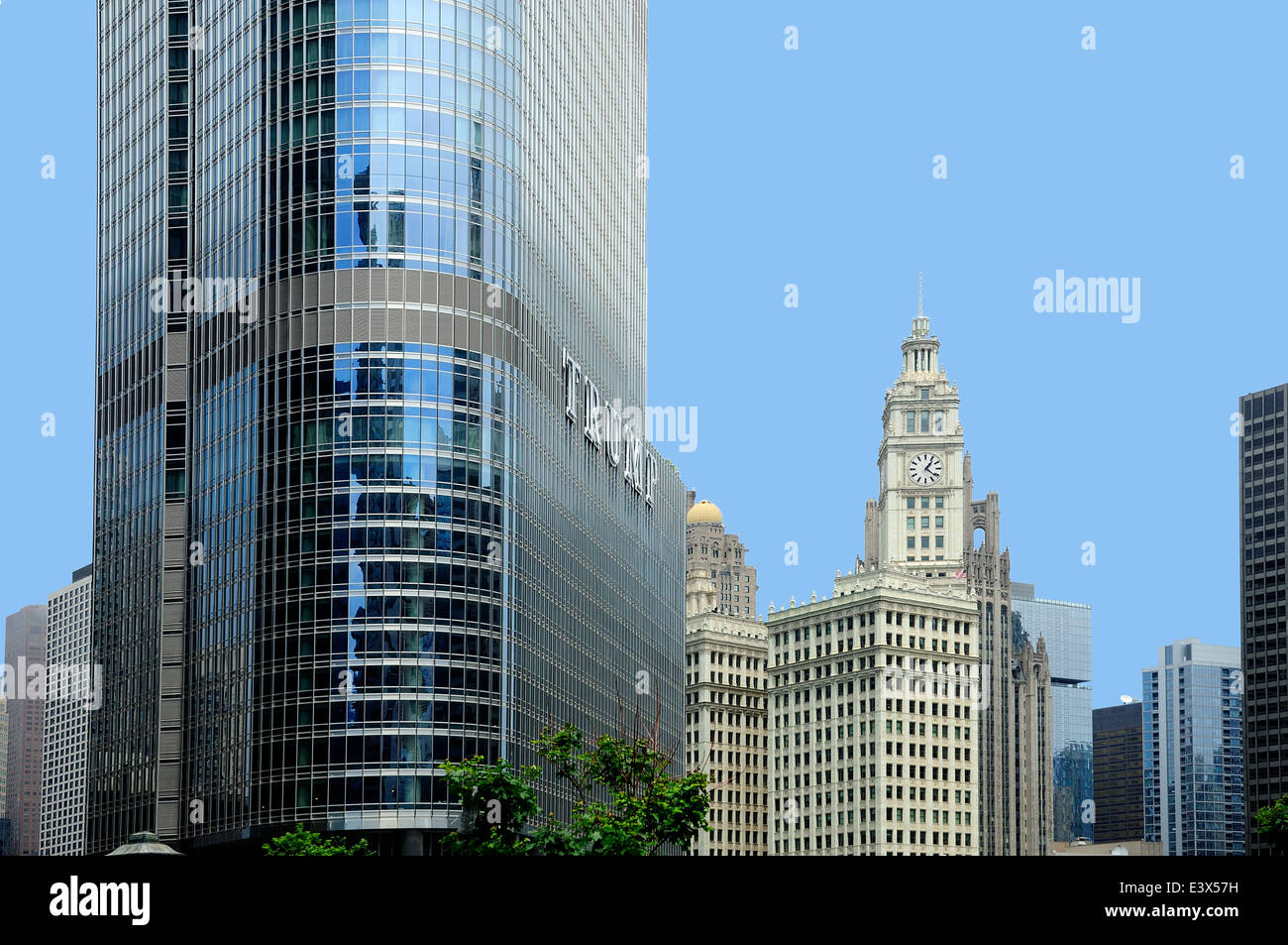 Le 2ème plus haut bâtiment de Chicago, la Trump Tower, le long de la rivière Chicago. Banque D'Images