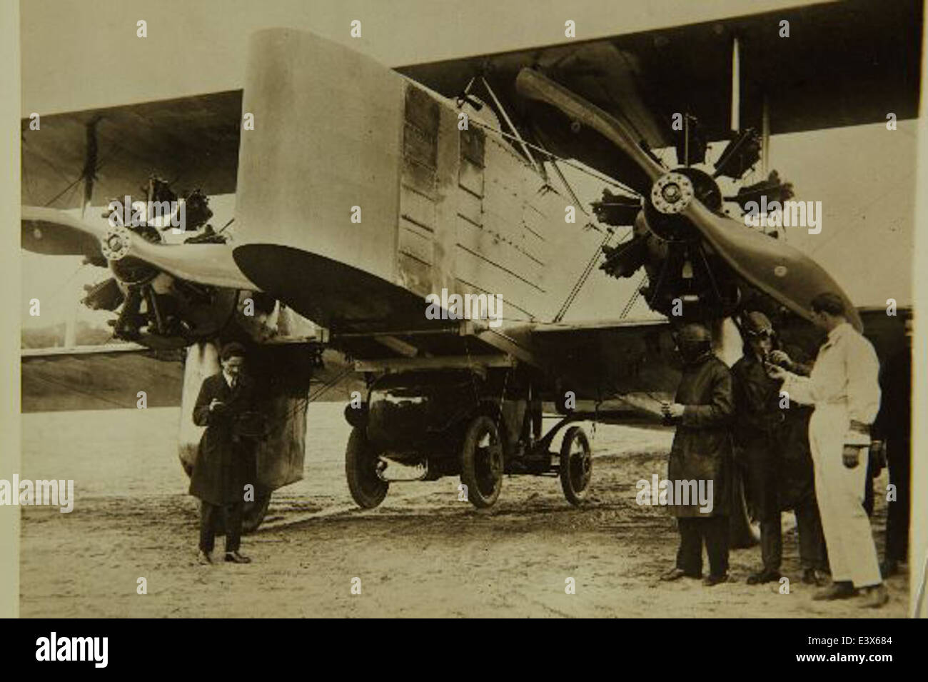 Le Farman F-160 était un avion civil et militaire de conception française qui a été utilisé au début du XXe siècle. Il a représenté une étape importante dans le développement de l'aviation avec son design innovant, utilisé à des fins de reconnaissance et d'avion de ligne pendant la période de la Guerre mondiale. Banque D'Images