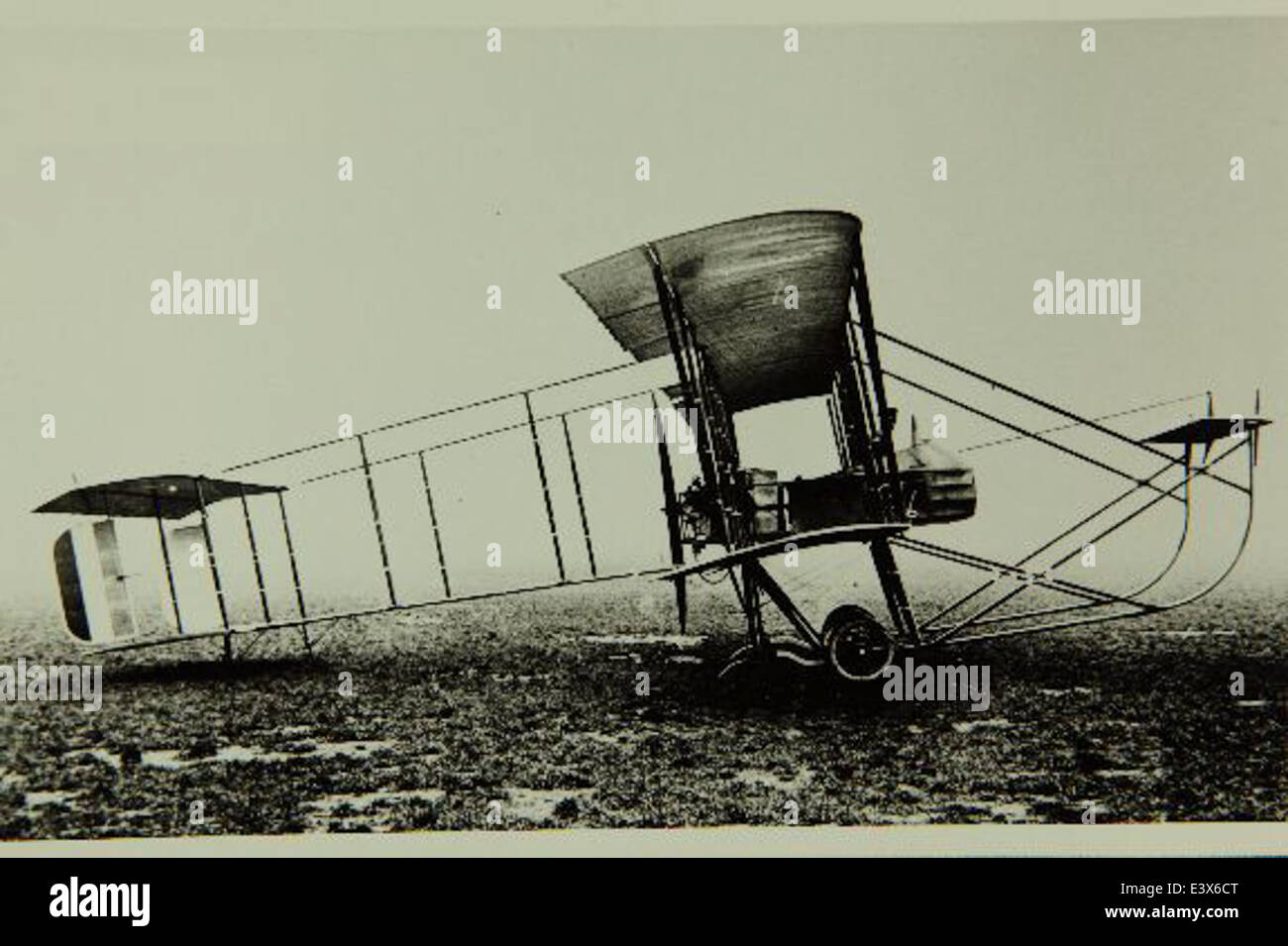 Le Farman MF.7, un biplan français de 1909 conçu par Henry Farman, a été un avion important dans l'histoire de l'aviation. Il a été l'un des premiers à démontrer des capacités de vol pratiques, et sa conception a contribué de manière significative au développement des biplans au début du XXe siècle. La configuration du pousseur de l’avion était une caractéristique du travail de Farman dans l’aviation. Banque D'Images