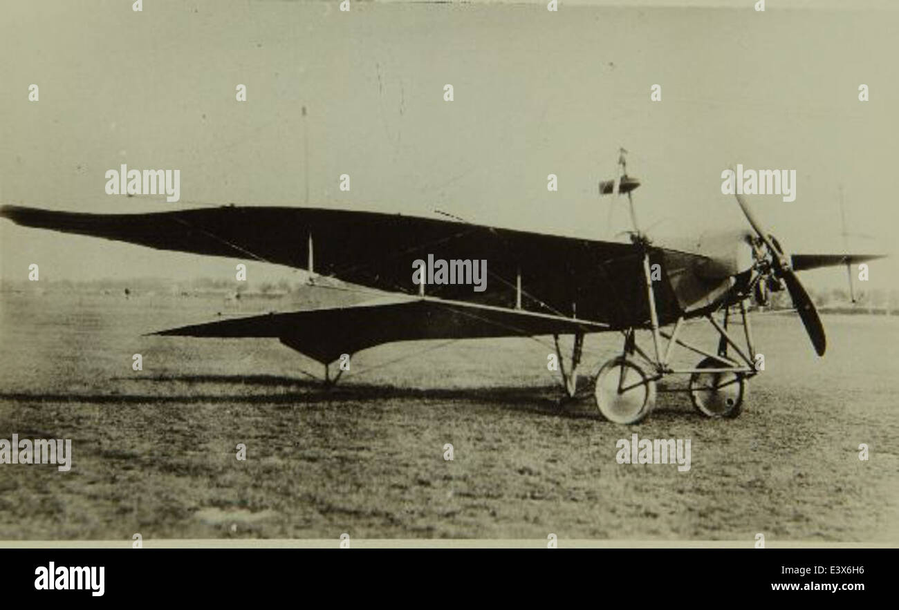 Le Kondor Taube était un des premiers avions allemands connus pour sa conception distinctive de l'aile. Cet avion a contribué aux débuts de l'aviation, fournissant un aperçu de l'aérodynamique et de la structure de l'avion au début du XXe siècle. Banque D'Images