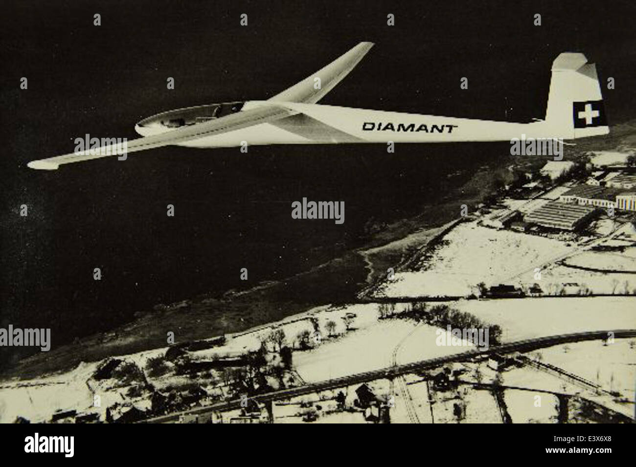FFA (Flug & Fahrzeugwerk AG) était une compagnie aérienne allemande spécialisée dans la fabrication d'avions. Il était connu pour produire divers avions au cours du XXe siècle, contribuant aux capacités aéronautiques de l'Allemagne et au développement de la technologie aéronautique précoce. Banque D'Images