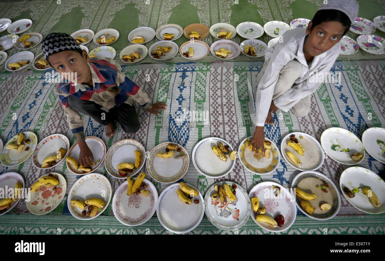Guwahati, Inde. 30 Juin, 2014. Préparer les musulmans à rompre leur jeûne le premier jour de Ramadan à un sanctuaire musulman pendant le mois sacré du Ramadan à Guwahati, Inde, le 30 juin 2014. Les musulmans à travers le monde observent le saint mois de jeûne du Ramadan, lorsqu'ils s'abstiennent de manger, de boire et d'autres plaisirs du lever au coucher du soleil. Credit : Stringer/Xinhua/Alamy Live News Banque D'Images