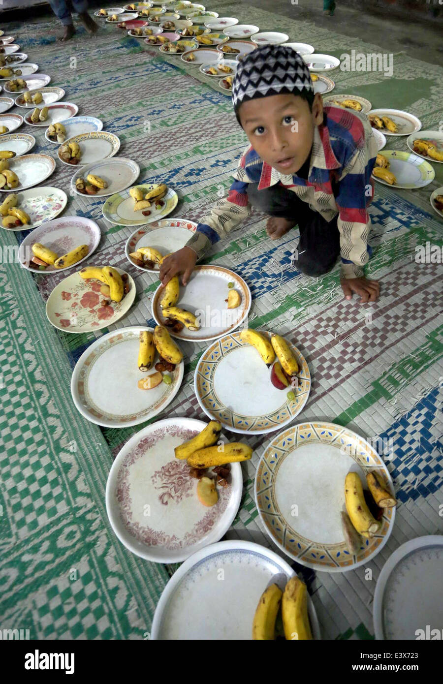 Guwahati, Inde. 30 Juin, 2014. Un garçon musulman se prépare à déjeuner le premier jour du Ramadan à un sanctuaire musulman pendant le mois sacré du Ramadan à Guwahati, Inde, le 30 juin 2014. Les musulmans à travers le monde observent le saint mois de jeûne du Ramadan, lorsqu'ils s'abstiennent de manger, de boire et d'autres plaisirs du lever au coucher du soleil. Credit : Stringer/Xinhua/Alamy Live News Banque D'Images