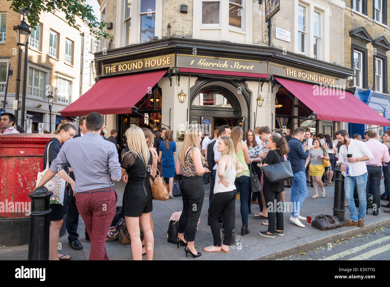 Les personnes qui boivent à l'extérieur de la maison ronde pub à Garrick Street, Covent Garden, London, England, UK Banque D'Images