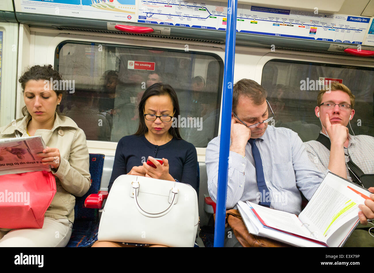 Les gens sur le métro de Londres, UK Banque D'Images