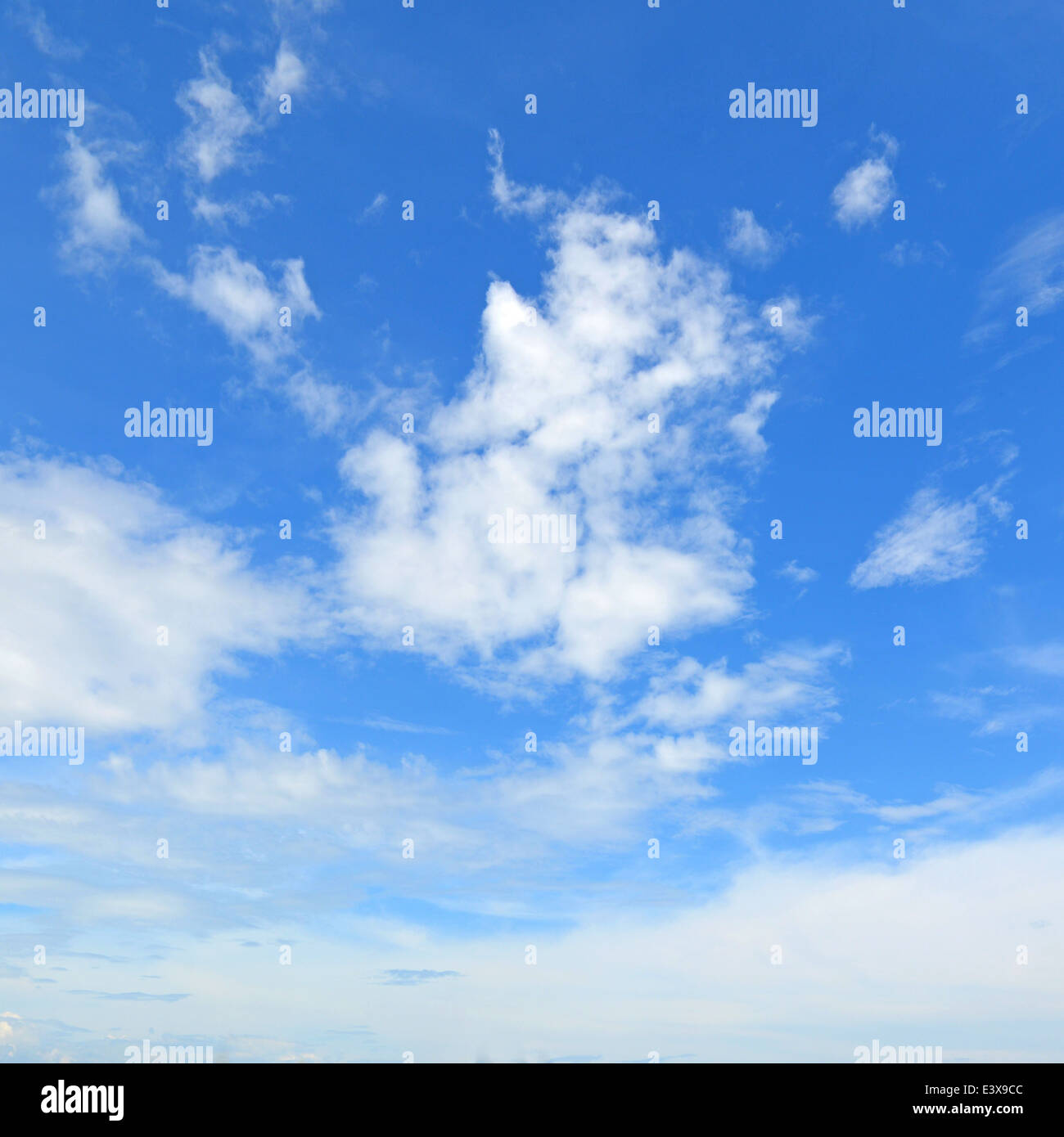 Le ciel bleu et nuages blancs moelleux Banque D'Images