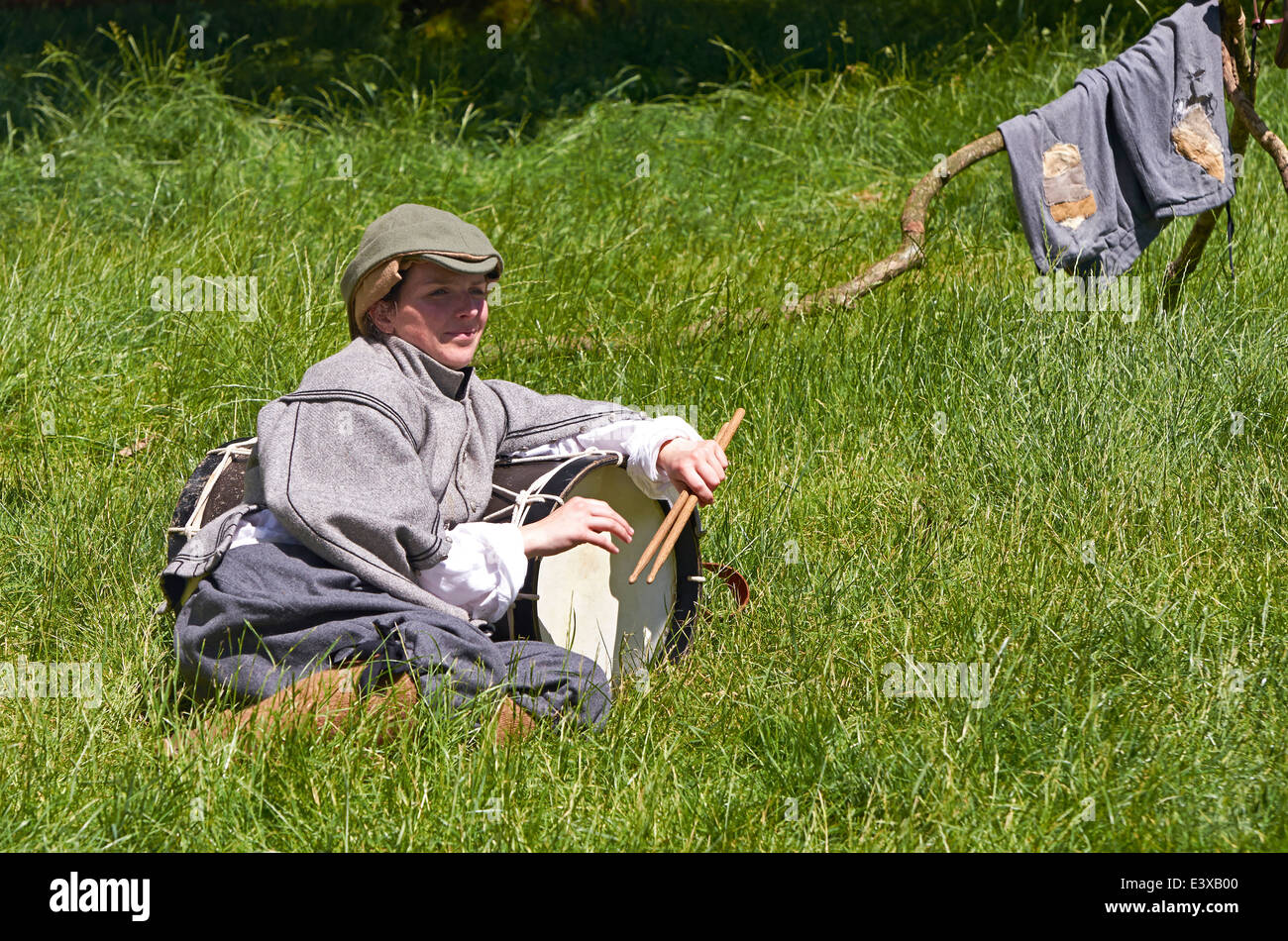 Army drummer boy (ou girl ?) à la mi-17ème siècle repose avant qu'un vêtements Guerre Civile Anglaise de reconstitution par le Hogan-vexel Banque D'Images