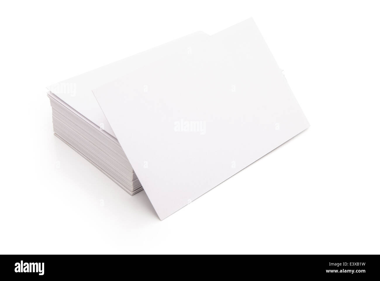 Cartes de visite vierges pile up on white with clipping path Banque D'Images
