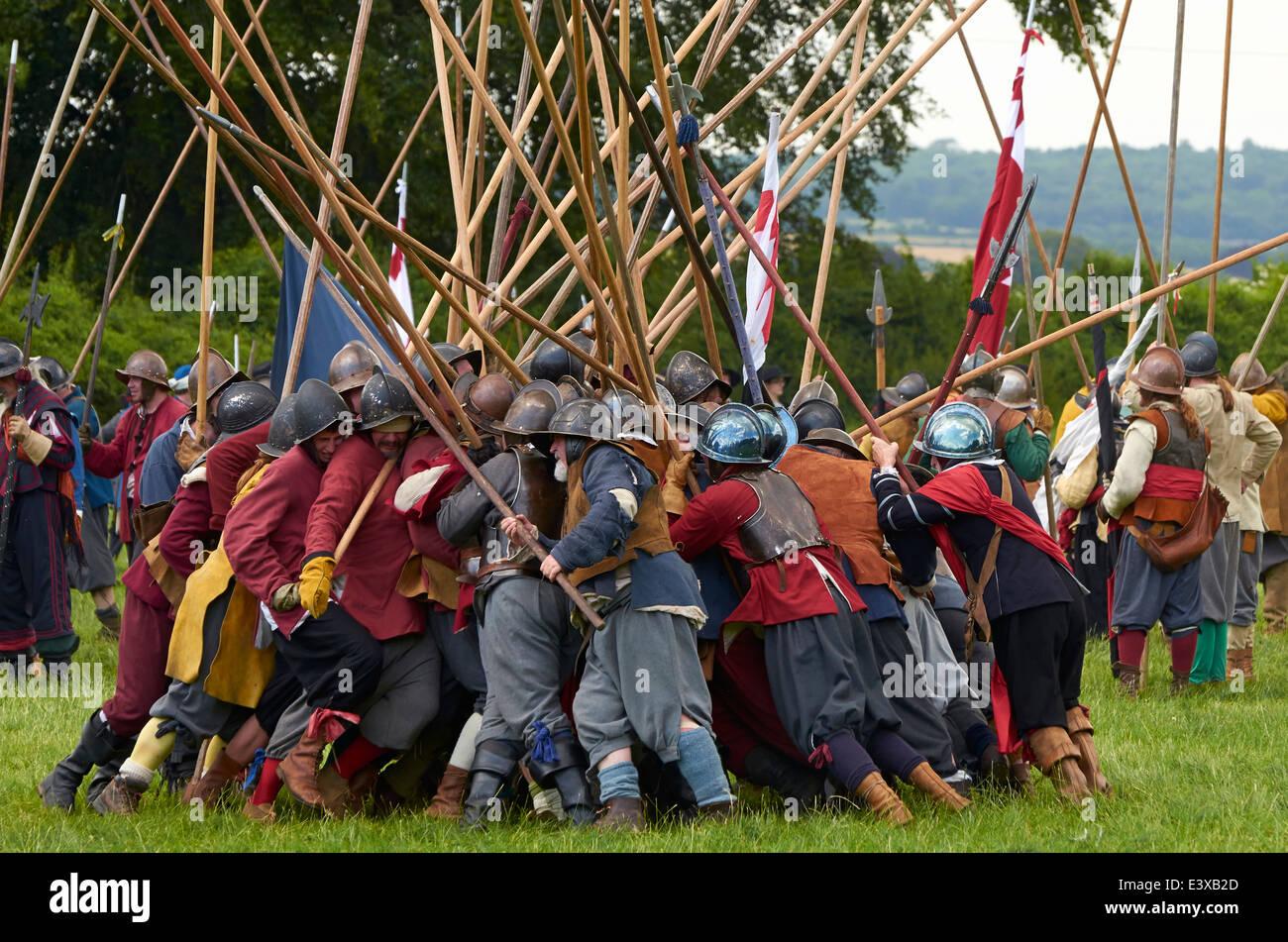 Les membres de l'Hogan-vexel Guerre Civile Anglaise de reconstitution historique démontrer pike hommes qui combattaient avec des armes de la période Banque D'Images